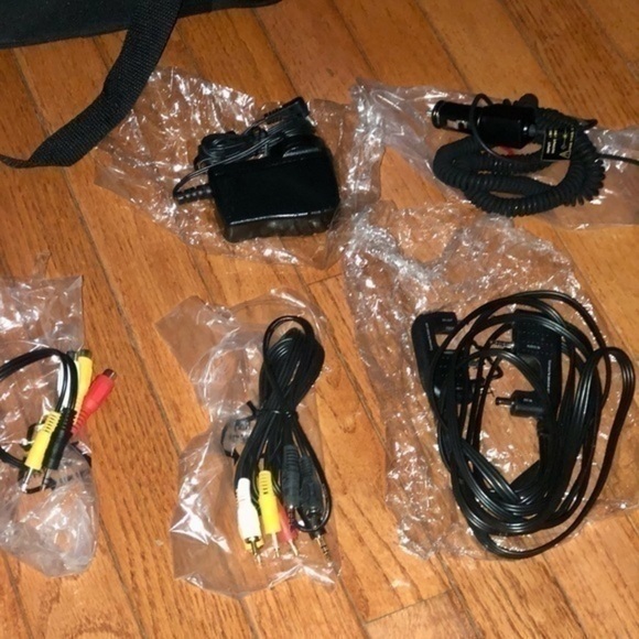 RCA DRC630N DVD Player for Car Headrest & Game Console w/ Car Adapter Controller - Picture 3 of 6